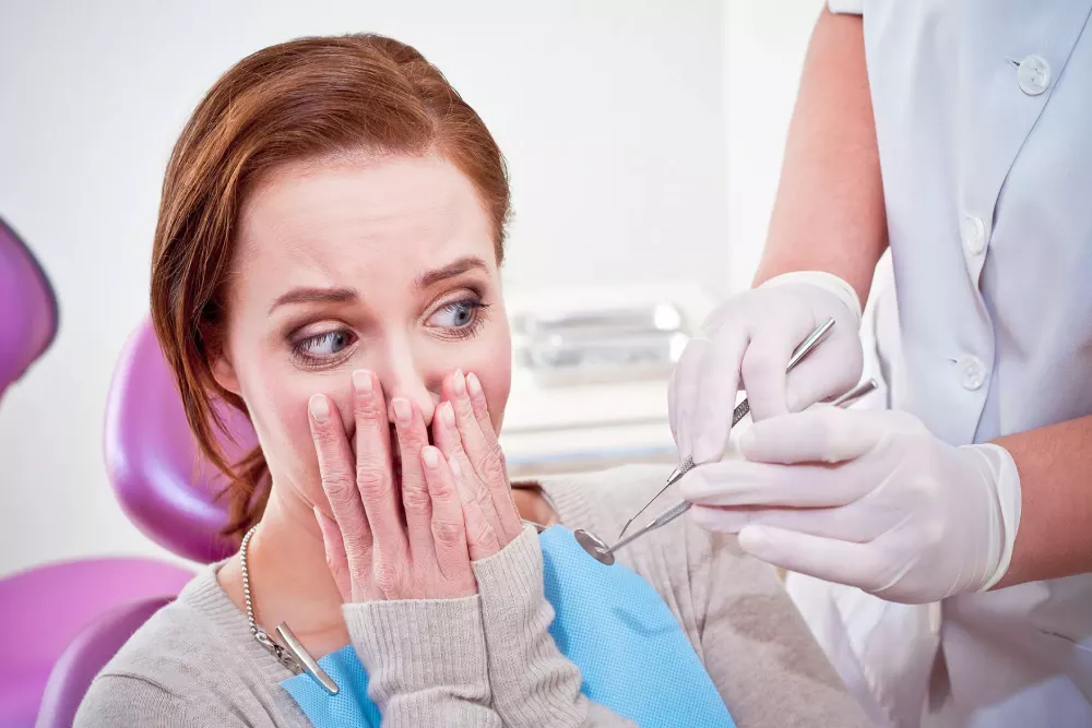 kobieta bojąca się stomatologa